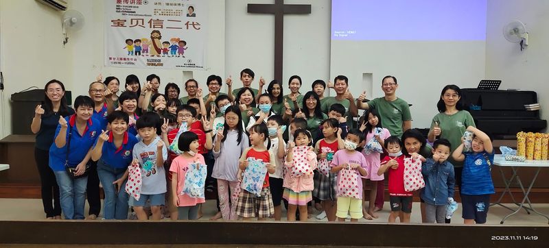 孩子们和家人在圣殿里的合照。