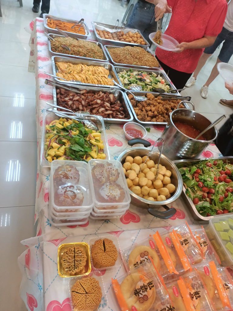 聚会后，大家一起用餐。